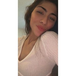 Meet your Posher, Larissa